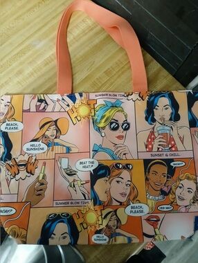 Clinique NWOT RARE Comic Tote